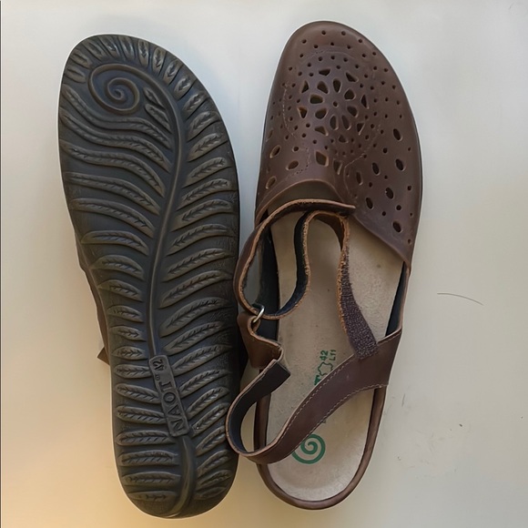 Naot Comfortable Brown Sandals - Picture 4 of 4